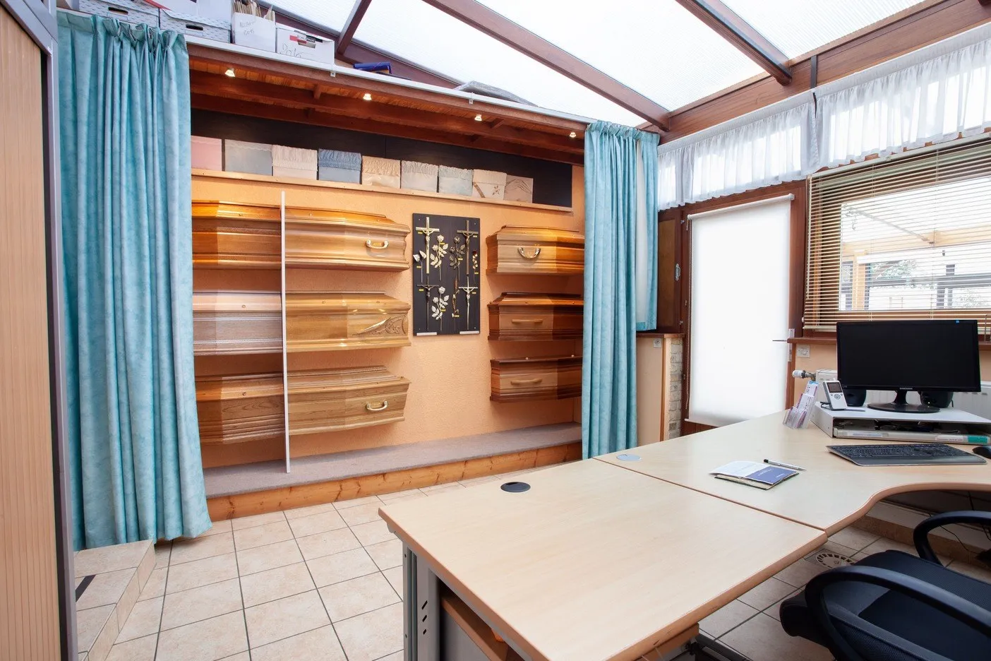Bureau avec exposition de modèle de cercueil