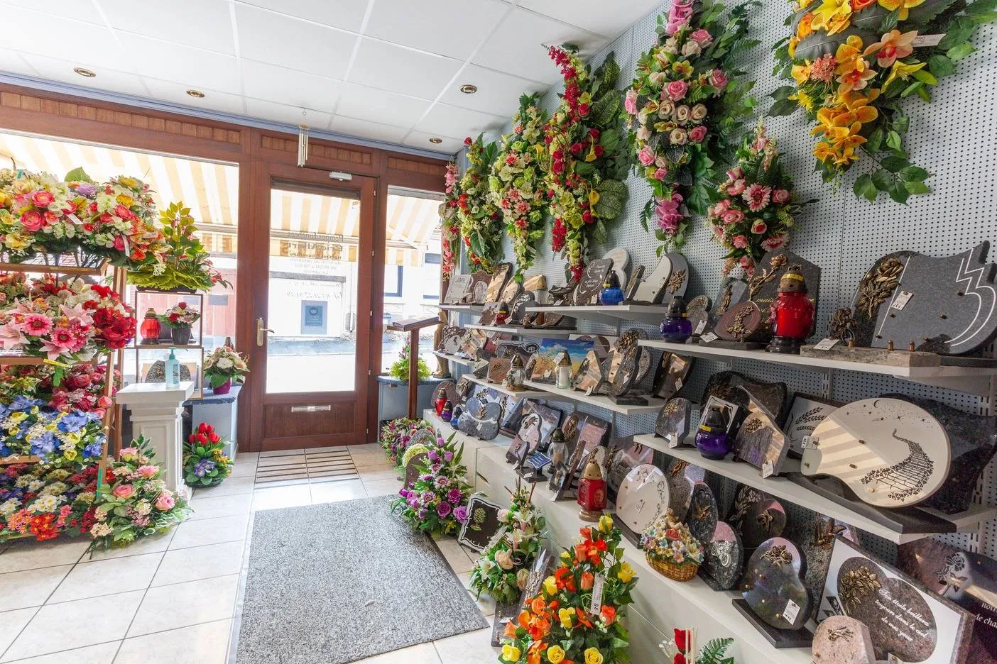 Intérieur du boutique d'article funéraire