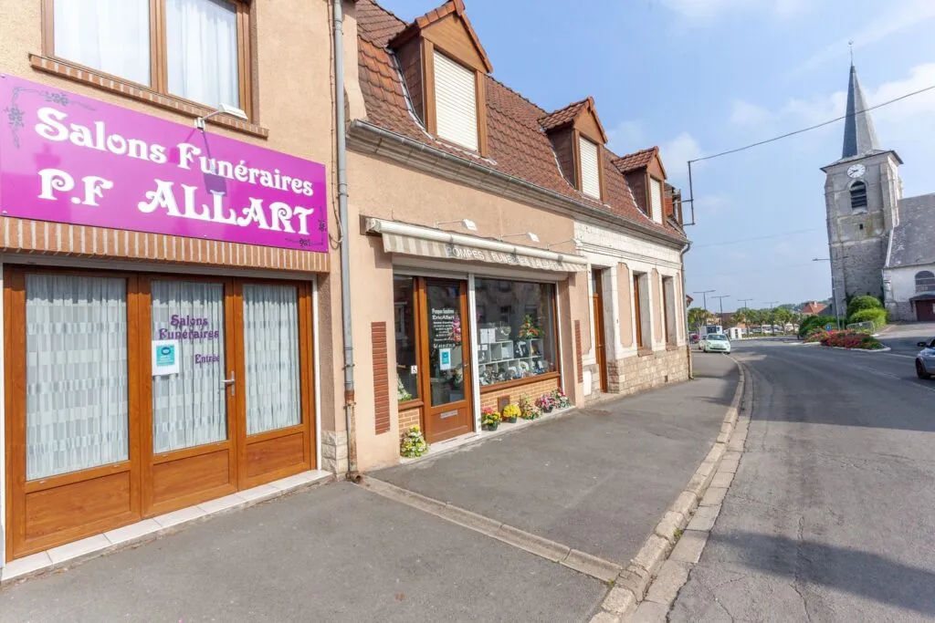 Devanture de l'agence et du boutique d'article funéraire