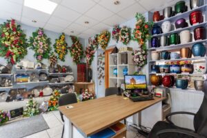 fleurs dans un vase dans un cimetiere