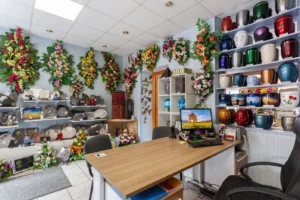 Bureau avec les articles funéraires du boutique