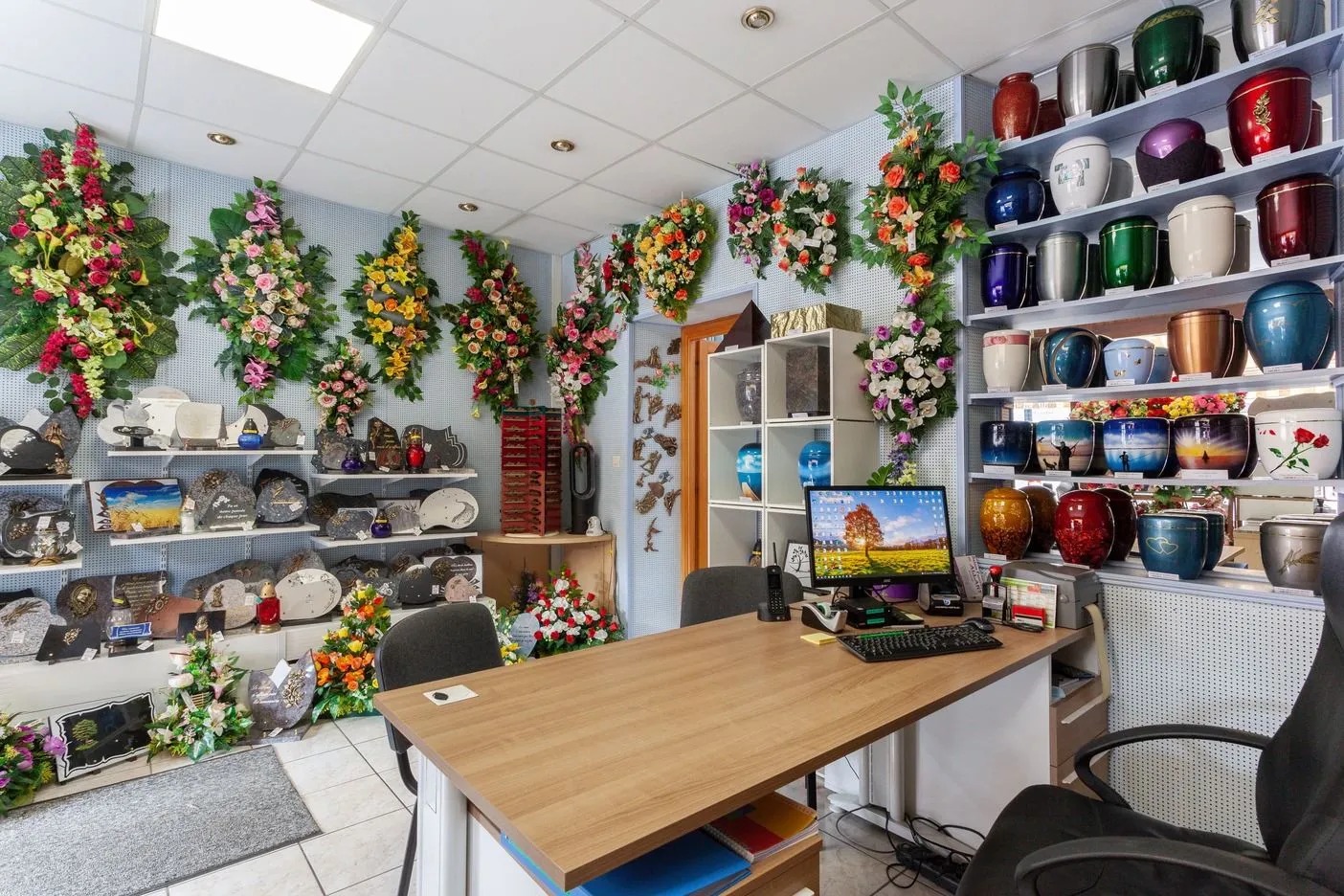 Bureau avec les articles funéraires du boutique