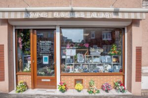 fleurs dans un vase dans un cimetiere